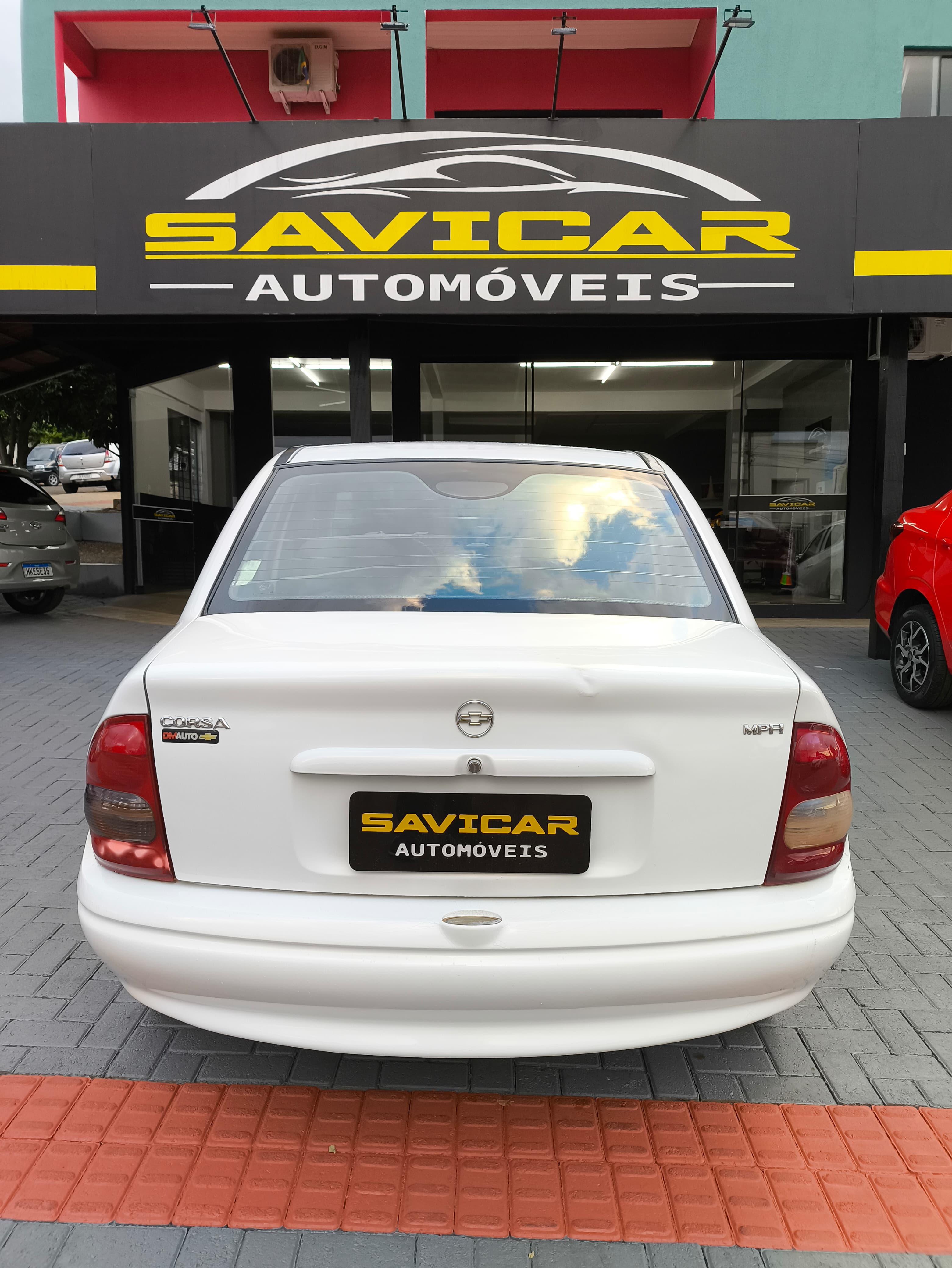 GM CORSA SEDAN BÁSICO 